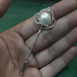 Noor Pearl Lapel Pin in 925 Silver with Zircon Detailin