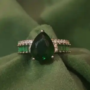 Emerald Dewdrop Ring in 925 Silver