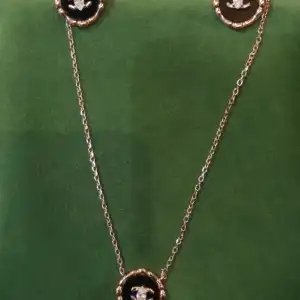 Black Enamel Round Pendant Set in 925 Silver - Rose Gold Plated