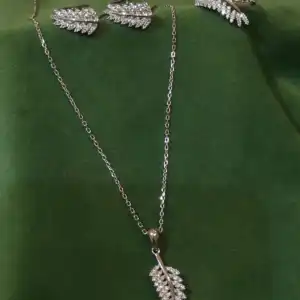 Sparkling Feather Pendant Set in 925 Silver - 3 Piece Set